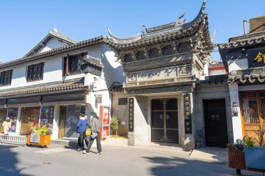 Şangay, Çin. 10 Ocak 2025. Qibao Antik Kentinde dar sokaklar boyunca dükkanlar ve restoranlar.