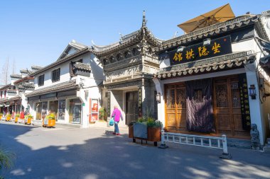 Şangay, Çin. 10 Ocak 2025. Qibao Antik Kentinde dar sokaklar boyunca dükkanlar ve restoranlar.