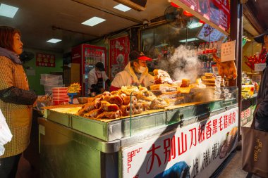 Şangay, Çin. 10 Ocak 2025. Qibao Antik Kentinde dar sokaklar boyunca dükkanlar ve restoranlar.