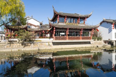 Şangay, Çin. 10 Ocak 2025. Qibao Antik Kasabası 'ndaki kanallar arasındaki karakteristik eski evler.