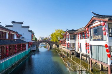 Şangay, Çin. 10 Ocak 2025. Qibao Antik Kasabası 'ndaki kanallar arasındaki karakteristik eski evler.