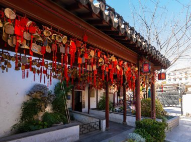 Şangay, Çin. 10 Ocak 2025. Qibao antik kasabasının girişinin önündeki meydan.