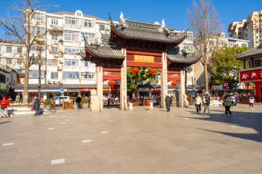 Şangay, Çin. 10 Ocak 2025. Qibao antik kasabasının girişinin önündeki meydan.