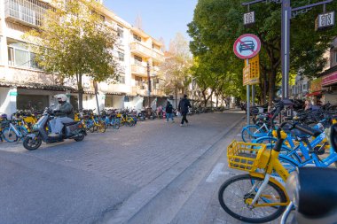 Şangay, Çin. 8 Ocak 2025. Şehir merkezinde iki tekerlekli araçlar.