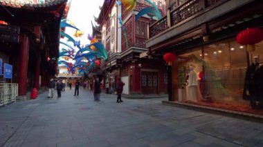 Şangay, Çin. 8 Ocak 2025. Eski Jiuqu Köprüsü Yuyuan bölgesinde yeni yıl süslemeleri ile şehir merkezinde.