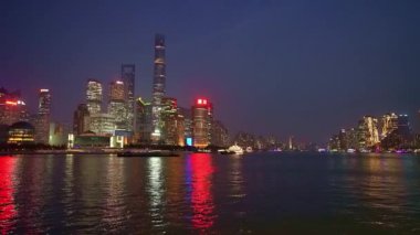 Şangay, Çin. 7 Ocak 2025. Panoramik manzara ikonik Şangay siluetinin Bund 'u alacakaranlıkta gökyüzünde