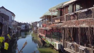 Zhujiajiao, Şangay, Çin. 8 Ocak 2025. Köyün karakteristik eski evleri arasındaki kanalların panoramik görüntüsü.