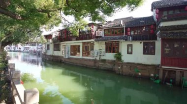 Zhujiajiao, Şangay, Çin. 8 Ocak 2025. Köyün karakteristik eski evleri arasındaki kanalların panoramik görüntüsü.