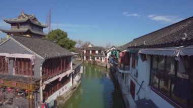 Zhujiajiao, Şangay, Çin. 8 Ocak 2025. Köyün karakteristik eski evleri arasındaki kanalların panoramik görüntüsü.