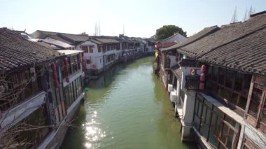 Zhujiajiao, Şangay, Çin. 8 Ocak 2025. Köyün karakteristik eski evleri arasındaki kanalların panoramik görüntüsü.