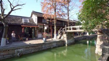 Zhujiajiao, Şangay, Çin. 8 Ocak 2025. Köyün karakteristik eski evleri arasındaki kanalların panoramik görüntüsü.