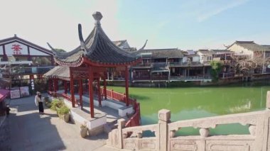 Zhujiajiao, Şangay, Çin. 8 Ocak 2025. Köyün karakteristik eski evleri arasındaki kanalların panoramik görüntüsü.