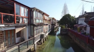 Zhujiajiao, Şangay, Çin. 8 Ocak 2025. Köyün karakteristik eski evleri arasındaki kanalların panoramik görüntüsü.