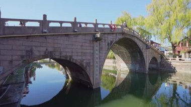 Şangay, Çin. 10 Ocak 2025. Qibao Antik Kasabası 'ndaki kanallar arasındaki eski köprüler.