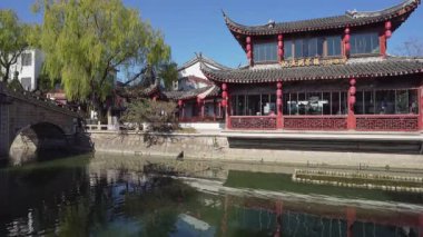 Şangay, Çin. 10 Ocak 2025. Qibao Antik Kasabası 'ndaki kanallar arasındaki eski köprüler.