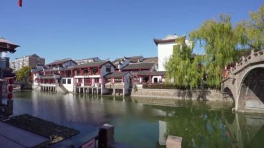 Şangay, Çin. 10 Ocak 2025. Qibao Antik Kasabası 'ndaki kanallar arasındaki eski köprüler.