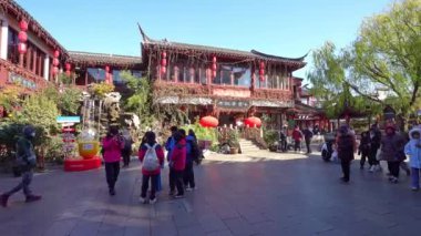 Şangay, Çin. 10 Ocak 2025. Qibao Antik Kentinde dar sokaklar boyunca dükkanlar ve restoranlar.