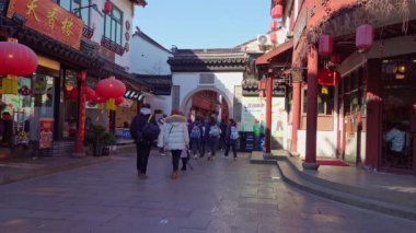 Şangay, Çin. 10 Ocak 2025. Qibao Antik Kentinde dar sokaklar boyunca dükkanlar ve restoranlar.