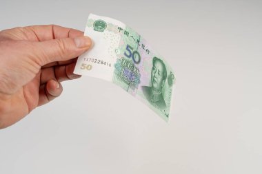 Elinde 50 Yuan banknot var.