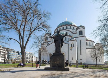 Belgrad, Sırbistan. 21 Mart 2025. St. Sava Ortodoks Tapınağı 'nın şehir merkezindeki dış görüntüsü.