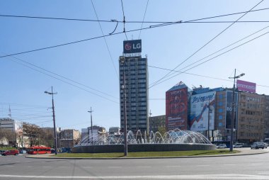 Belgrad, Sırbistan. 21 Mart 2025. Şehir meydanındaki Slavija Meydanı 'ndaki çeşme.