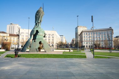 Belgrad, Sırbistan. 21 Mart 2025. Rusya Sanat Akademisi üyesi Rus heykeltıraş Alexander Rukavishnikov tarafından şehir merkezindeki eski tren istasyonunun önünde yapılan Stefan Nemanja anıtı.