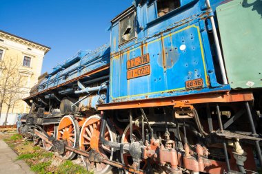 Belgrad, Sırbistan. 21 Mart 2025. Şehir merkezindeki eski tren istasyonunun önündeki meydanda eski bir lokomotif.