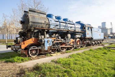 Belgrad, Sırbistan. 21 Mart 2025. Şehir merkezindeki eski tren istasyonunun önündeki meydanda eski bir lokomotif.