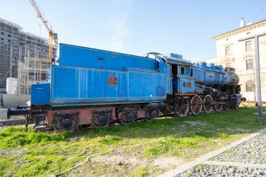 Belgrad, Sırbistan. 21 Mart 2025. Şehir merkezindeki eski tren istasyonunun önündeki meydanda eski bir lokomotif.
