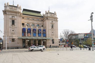 Belgrad, Sırbistan. 22 Mart 2025. Şehir merkezindeki Cumhuriyet Meydanı 'ndaki Ulusal Tiyatro' nun dış görüntüsü