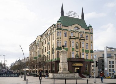Belgrad, Sırbistan. 22 Mart 2025. Terazije anıtı şehir merkezindeki Moskva otelinin önünde.
