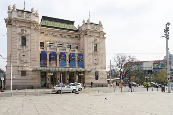 Belgrad, Sırbistan. 22 Mart 2025. Şehir merkezindeki Cumhuriyet Meydanı 'ndaki Ulusal Tiyatro' nun dış görüntüsü