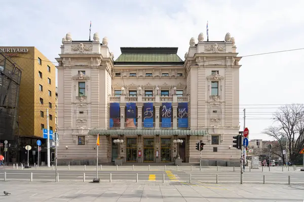 Belgrad, Sırbistan. 22 Mart 2025. Şehir merkezindeki Cumhuriyet Meydanı 'ndaki Ulusal Tiyatro' nun dış görüntüsü