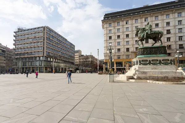 Belgrad, Sırbistan. 22 Mart 2025 'te, şehir merkezindeki Cumhuriyet Meydanı' ndaki Prens Mihailo anıtının binicilik heykeli