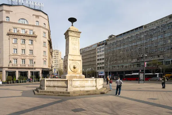 Belgrad, Sırbistan. 22 Mart 2025. Şehir merkezindeki Balkan otelinin önündeki Terazije anıtı
