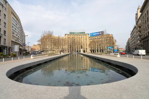 Belgrad, Sırbistan. 22 Mart 2025. Şehir merkezindeki Nikole Pasica Meydanı 'ndaki Çeşme Manzarası