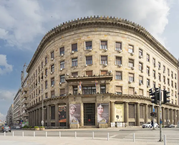 Belgrad, Sırbistan. 22 Mart 2025. Sırbistan Tarihi Müzesi 'nin şehir merkezindeki dış görünümü