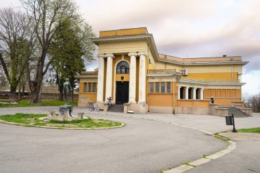 Belgrad, Sırbistan. 22 Mart 2025. Şehir merkezindeki Cvijeta Zuzoric Sanat Pavyonu 'nun dış görünüşü