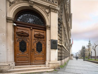 Belgrad, Sırbistan. 22 Mart 2025. Sırbistan 'ın şehir merkezindeki bankasının dış görüntüsü.