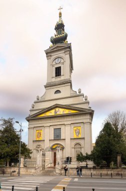 Belgrad, Sırbistan. 22 Mart 2025. St. Michael Katedrali 'nin şehir merkezindeki başmelek dış görünüşü.