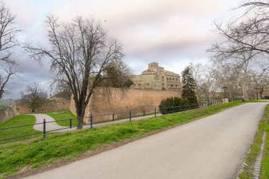 Belgrad, Sırbistan. 22 Mart 2025. Tarihi kent merkezindeki antik Belgrad kalesinin kaleleri.