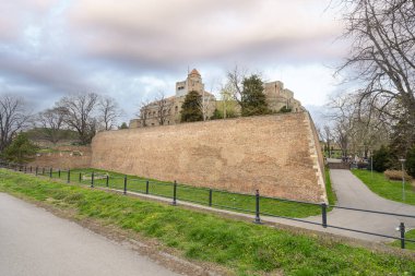 Belgrad, Sırbistan. 22 Mart 2025. Tarihi kent merkezindeki antik Belgrad kalesinin kaleleri.