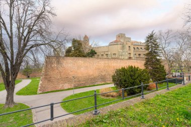 Belgrad, Sırbistan. 22 Mart 2025. Tarihi kent merkezindeki antik Belgrad kalesinin kaleleri.