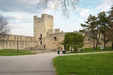 Belgrad, Sırbistan. 22 Mart 2025. Dizdare Kulesi 'nin şehir merkezindeki Belgrad Kalesindeki panoramik manzarası