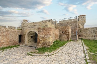 Belgrad, Sırbistan. 22 Mart 2025. Dizdare Kulesi 'nin şehir merkezindeki Belgrad Kalesindeki panoramik manzarası