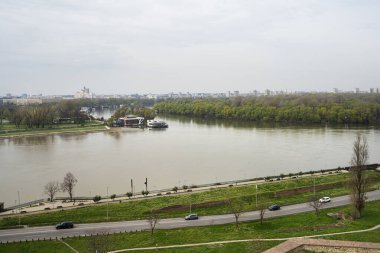 Belgrad, Sırbistan. 22 Mart 2025 Sava ve Tuna nehirlerinin şehir merkezindeki Belgrad Kalesi 'nden toplanmasının panoramik görüntüsü