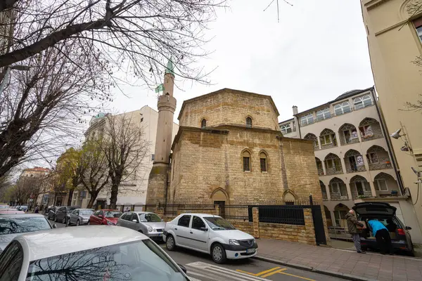 Belgrad, Sırbistan. 22 Mart 2025. Şehir merkezindeki caminin dış görünüşü.