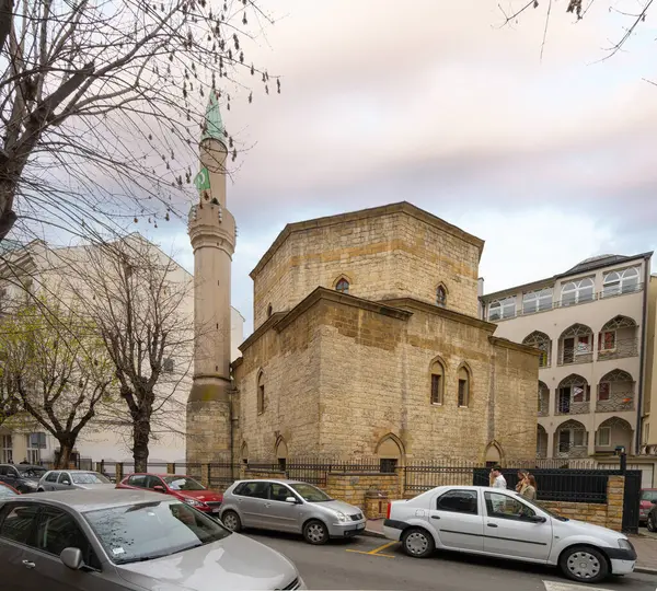 Belgrad, Sırbistan. 22 Mart 2025. Şehir merkezindeki caminin dış görünüşü.