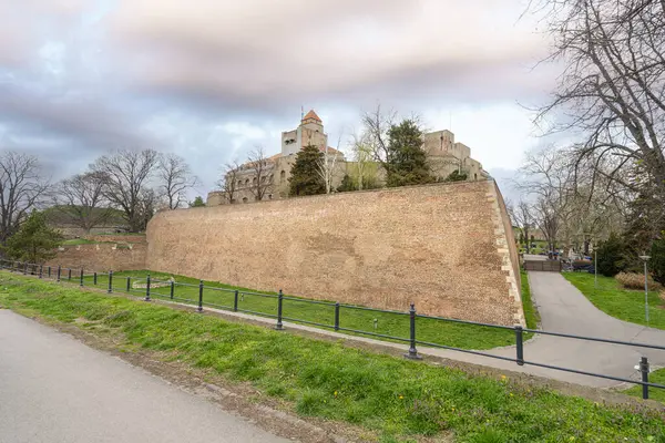 Belgrad, Sırbistan. 22 Mart 2025. Tarihi kent merkezindeki antik Belgrad kalesinin kaleleri.