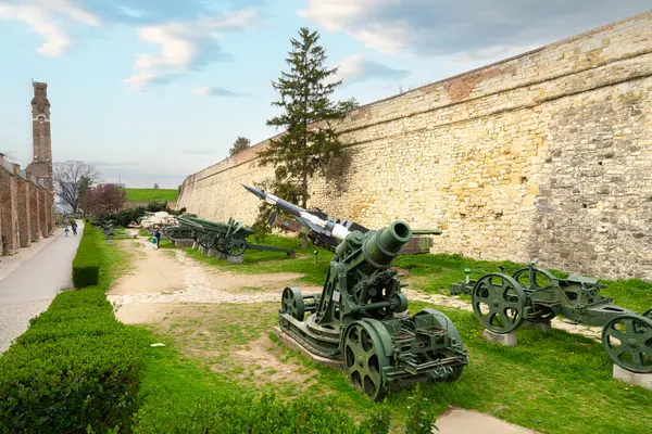 Belgrad, Sırbistan. 22 Mart 2025. Belgrad Kalesi 'ndeki Ordu Müzesi' nin Tank sergisi görülüyor.